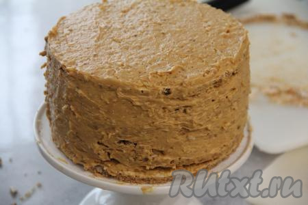 Собрать торт, смазывая коржи кремом и выкладывая их один на другой. Верх и бока торта тоже обмазать кремом. Поставить торт "Москва" в холодильник на ночь.