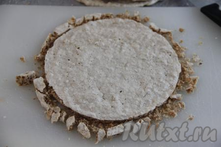 Чтобы все коржи были одинаковыми и ровными, я их обрезала по краю тарелки.