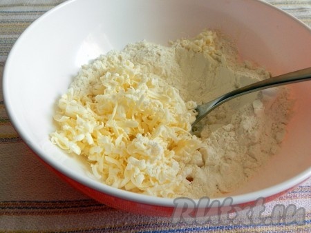 Холодное масло растереть в крошку с мукой и разрыхлителем.
