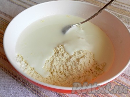 Влить в эту смесь кефир.