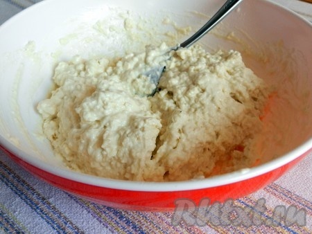 Перемешать, получается вязкая, густая масса.
