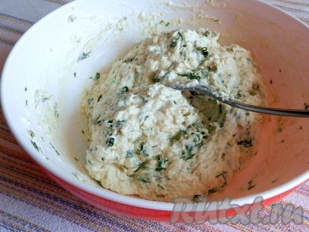 Перемешать все вместе. Тесто ложкой выкладывать в формочки для маффинов. Выпекать несладкие маффины в разогретой до 200 градусов духовке 25 минут.
