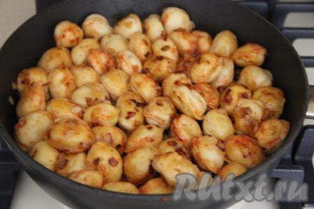 Вот такие золотистые, аппетитные пельмени, жареные с луком, получились. 