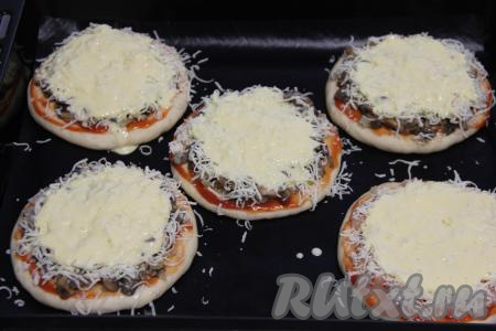 Разложить равномерно заливку поверх сыра.