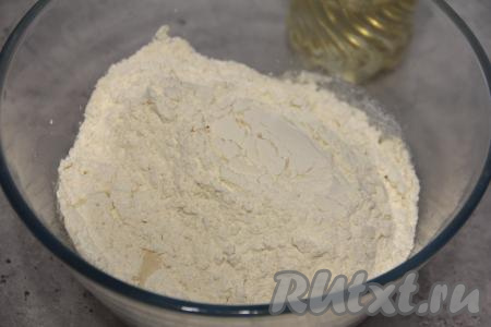 По истечении 10 минут на поверхности дрожжевой смеси появится пенная шапочка (это означает, что дрожжи начали работать). В запенившуюся смесь добавить соль, растительное масло, начать частями всыпать просеянную муку, каждый раз тщательно перемешивая тесто. Вначале тесто замешивать ложкой.