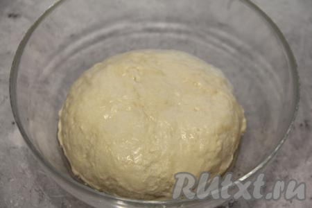 А затем, постепенно досыпая муку, вымешивать тесто руками. Вымешивать тесто нужно не менее 5-7 минут, муки много не добавляйте, иначе тесто будет забитым (не пышным). Ориентируйтесь не на количество муки, указанное в ингредиентах, а на консистенцию теста. Тесто должно получиться мягким, нежным, не липнущим к ладоням. Оставить тесто для подъёма в миске, накрыв пищевой плёнкой, на 1 час в тёплом месте.