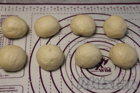 Обмять тесто и разделить на 8-10 частей. Я решила сделать 8 пирожков по 100 грамм.