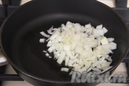 Мы будем готовить кировские смаженки с двумя видами начинки - с грибной и мясной. Пока тесто "подходит", приготовим начинки. Лук (я сразу для двух начинок взяла большую луковицу) почистить и мелко нарезать. В сковороде прогреть растительное масло, затем выложить лук и обжарить его до золотистого цвета (в течение 4-6 минут), периодически перемешивая, на среднем огне.