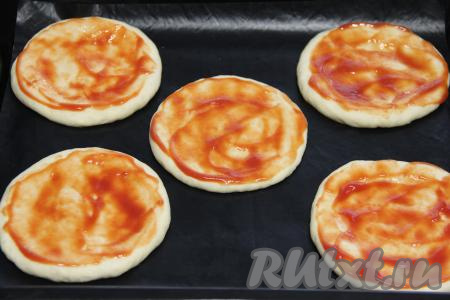 Дать лепёшкам "отдохнуть" минут 10. Затем смазать томатным соусом (или кетчупом).