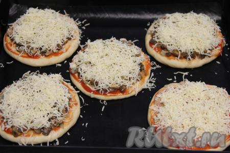 Сыр натереть на тёрке и присыпать начинку кировских смаженок.