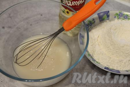 Воду подогреть примерно до 40 градусов, перелить её в миску, всыпать сахар и дрожжи, перемешать венчиком и оставить на 10 минут.