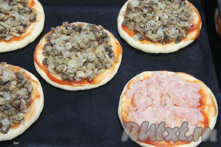 Выложить начинку и разровнять. Я на 4 лепёшки выложила грибную начинку, а на 4 - мясную.