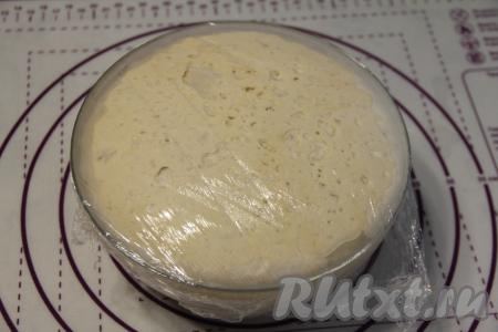 По прошествии часа тесто хорошо поднимется, увеличившись в объёме в 2-3 раза.