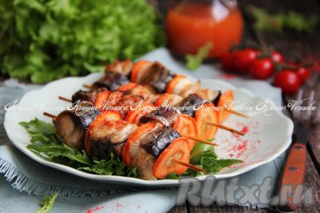 Вкусные, нежные шашлыки из скумбрии достать из духовки и прямо на шпажках подать к столу. 