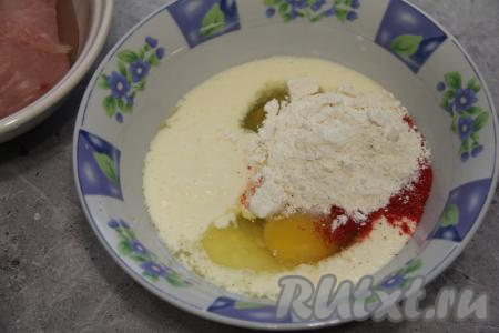 В эту же миску всыпать соль, специи (я добавила паприку) и муку, перемешать луковый кляр венчиком до однородности.