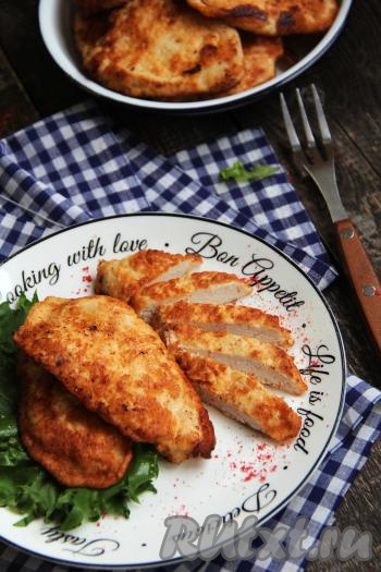 Нежное, сочное, аппетитное куриное филе, приготовленное в луковом кляре, переложить на тарелку и в горячем виде подать к столу, дополнив соусом или гарниром.