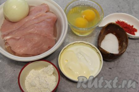 Подготовить продукты для приготовления куриного филе в луковом кляре.  Для кляра я использовала по 1 столовой ложке майонеза и сметаны, можно взять только 2 столовых ложки майонеза или только 2 столовых ложки сметаны. Очистить луковицу.