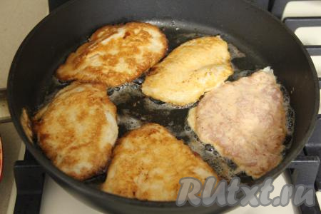 Жарить отбивные на среднем огне с двух сторон до золотистого цвета. Я жарила примерно по 3 минуты с каждой стороны. Готовность куриного мяса можно проверить ножом: просто разрежьте филе пополам, разрез должен быть белым, без розовых вкраплений. Постепенно приготовить все куриные отбивные, покрывая их перед обжариванием луковым кляром.