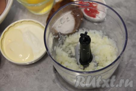 Лук нарезать на средние кусочки, затем переложить в измельчитель и измельчить до получения кашеобразной массы. Если нет измельчителя, тогда натрите лук на крупной тёрке. Добавить к луковой массе майонез и сметану, пробить в измельчителе до однородного состояния. Если нет измельчителя, тогда просто смешайте натёртый лук со сметаной и майонезом.