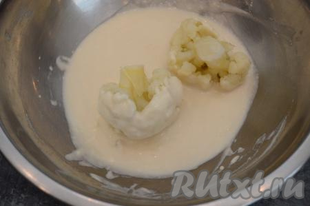 Сковороду хорошо разогреть с растительным маслом. Окунуть соцветия цветной капусты в постный кляр и сразу выкладывать в подготовленную сковороду. Я ножки соцветий оставляю без кляра, благодаря этому удобно брать капусту за "ножки" и перекладывать на сковороду.