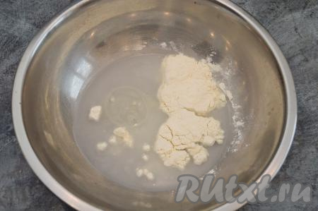 После того как цветная капуста остынет, займёмся замешиванием постного кляра. Для этого в миску нужно влить воду и растительное масло, всыпать муку, добавить соль по вкусу.