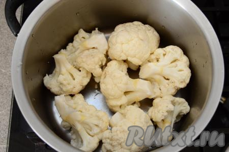 Цветную капусту промыть водой, разрезать на соцветия и выложить в кастрюлю.