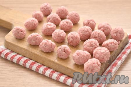 В миску кладём фарш, немного солим его и перчим, перемешиваем. Формируем из фарша круглые шарики - это и будут наши фрикадельки. Я сформировала из фарша 24 небольших шарика. После того как картошка проварится с момента закипания 7-10 минут, выкладываем в кастрюлю фрикадельки, ещё раз даём закипеть, а после этого варим 10 минут.