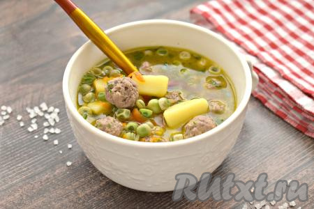 Вкусный, аппетитный, наваристый суп, приготовленный с фрикадельками и зелёным горошком, разливаем по тарелкам и с удовольствием угощаемся.