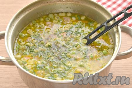 Варим суп с фрикадельками и зелёным горошком 4 минуты. В конце приготовления солим, перчим, добавляем нарезанную свежую зелень (у меня - укроп), перемешиваем, доводим до кипения, провариваем 2 минуты и выключаем огонь.