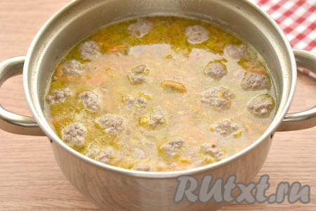 После того как фрикадельки с картошкой проварятся 10 минут, выкладываем в кастрюлю обжаренные овощи.