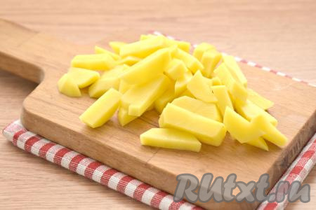 Нарезаем очищенные картошины на небольшие брусочки. В кастрюле, в которой будете варить суп, доводим до кипения 1,5 литра воды, затем выкладываем нарезанный картофель, даём закипеть, а затем варим минут 7-10 на небольшом огне.