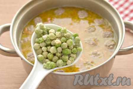 Замороженный зелёный горошек заранее&nbsp;перекладываем в дуршлаг, ополаскиваем тёплой водой, чтобы убрать с гороха наледь. Подготовленный горошек добавляем в суп с фрикадельками сразу за обжаренными овощами, даём закипеть и уменьшаем огонь.