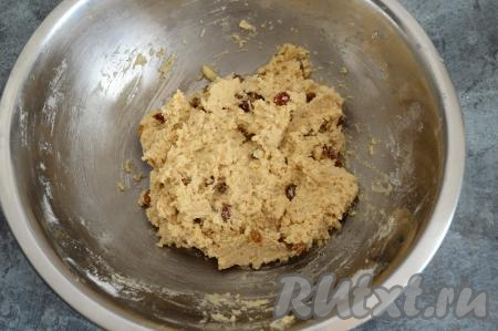 Вмешать изюм в овсяное тесто.