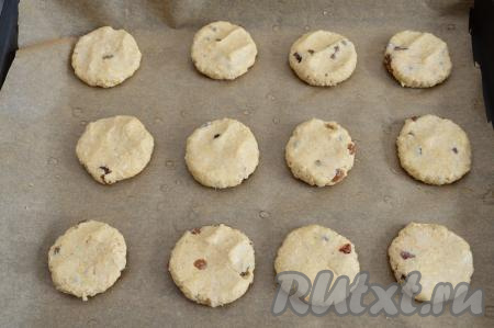 Руку ещё раз смочить водой, а затем слегка прижать ладонью шарики сверху, делая из них небольшие лепёшки, как на фото.