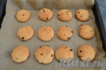 Домашнее овсяное печенье с изюмом выпекать в разогретой до 180 градусов духовке в течение 15-20 минут. Слишком сильно оно не подрумянится и будет достаточно светлым. Я в течение 1 минуты подрумянила его на режиме "Гриль" .