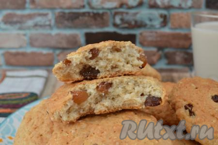 А вот так наше рассыпчатое и в меру сладкое печенье выглядит в разломе, угощайтесь!