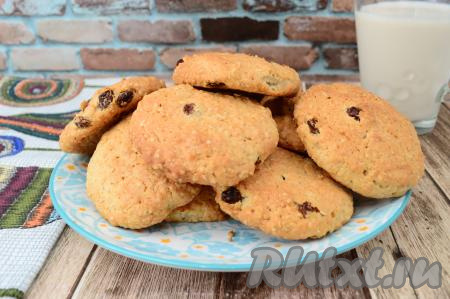 Вот такая тарелка вкуснейшего, аппетитного домашнего овсяного печенья с изюмом получилась у меня.