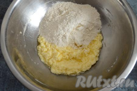 Всыпать в миску разрыхлитель и муку, перемешать тесто до однородности.