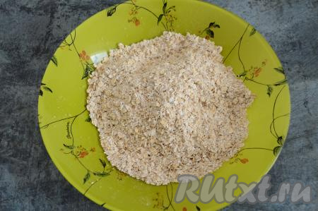 Чтобы структура печенья была более однородной, пробить овсяные хлопья погружным блендером до получения достаточно крупной кроши (измельчать в муку не нужно).
