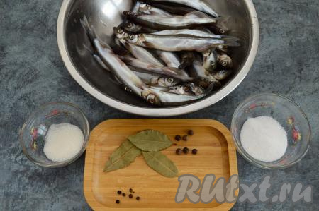 Подготовить продукты для приготовления мойвы сухого посола в домашних условиях. Мойву заранее разморозить, если она у вас заморожена. Промыть рыбку в воде.