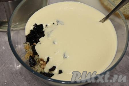 Влить получившийся крем в миску с нарезанными коржами, орехами и черносливом.