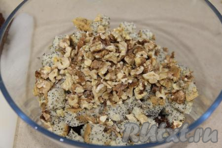 В глубокую миску всыпать кубики, получившиеся из макового и шоколадного коржей. Грецкие орехи крупно порубить ножом и добавить к нарезанным коржам.