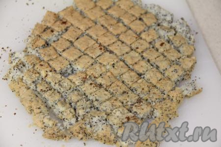 Каждый корж разрезать вдоль на две части, после этого у нас получатся 2 маковых и 2 шоколадных коржа. Один маковый и один шоколадный корж отложить для торта, остальные два коржа разрезать на кубики размером 1 на 1 сантиметр.