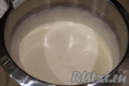 Яйца разбить в ёмкость, в которой их будет удобно взбивать миксером, всыпать сахар, взбить миксером в течение 7 минут (до пышного и светлого состояния).