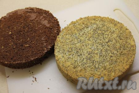 Готовые коржи достать из духовки, дать им слегка остыть, вынуть из форм и остудить их полностью на решётке.