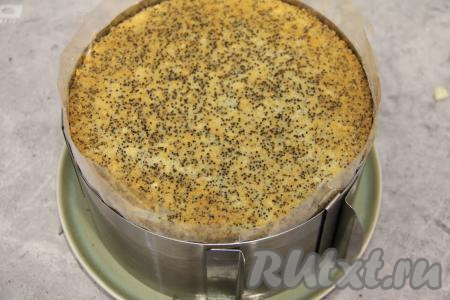 На дно разъёмной формы выложить шоколадный бисквит, поверх него равномерно выложить всю начинку. Затем сверху выложить маковый бисквит и слегка прижать. Поставить торт на ночь (или, как минимум, на 10 часов) в холодильник.