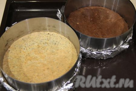 Выпекать коржи в разогретой духовке в течение 15 минут при температуре 180 градусов. Готовность проверить, проколов коржи сухой зубочисткой (если зубочистка выходит из коржей сухой, на ней нет следов теста, значит выпечка готова).