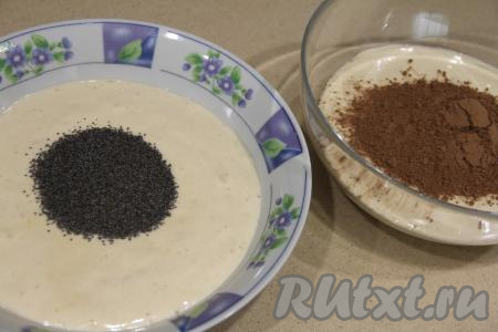 Разделить тесто на две равные части. В одну часть всыпать какао, в другую - мак. Вмешать какао и мак в тесто лопаткой.