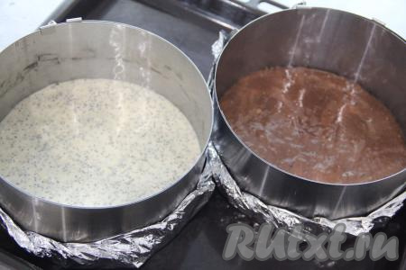 Выложить тесто в формы для выпечки. У меня кулинарные кольца диаметром 16 сантиметров.