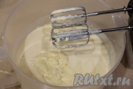 Для получения крема соединить сгущёнку, сливочное масло комнатной температуры (масло нужно будет достать заранее, чтобы оно согрелось до комнатной температуры) и сметану, взбить миксером до однородного состояния.